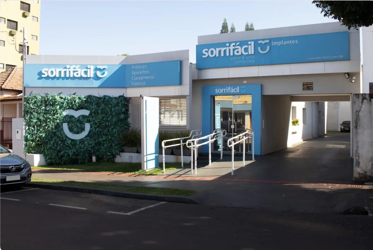 Fachada da Sorrifácil Cambé, com rampa de acesso