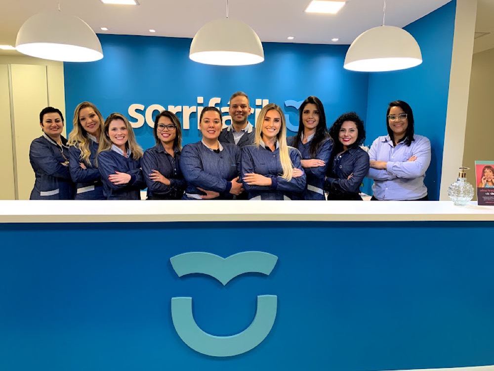 Equipe da Sorrifácil Itapema na recepção